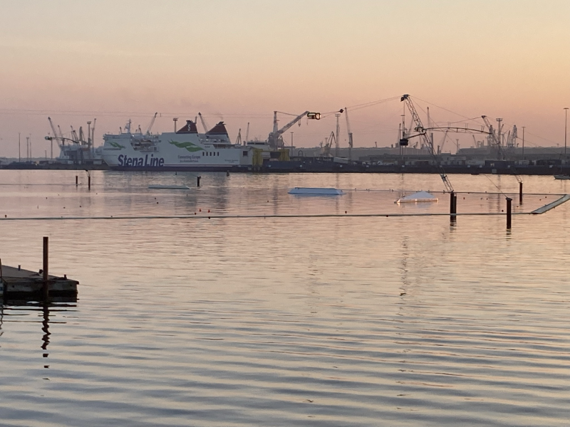Gegenüber der Rostocker Hafen