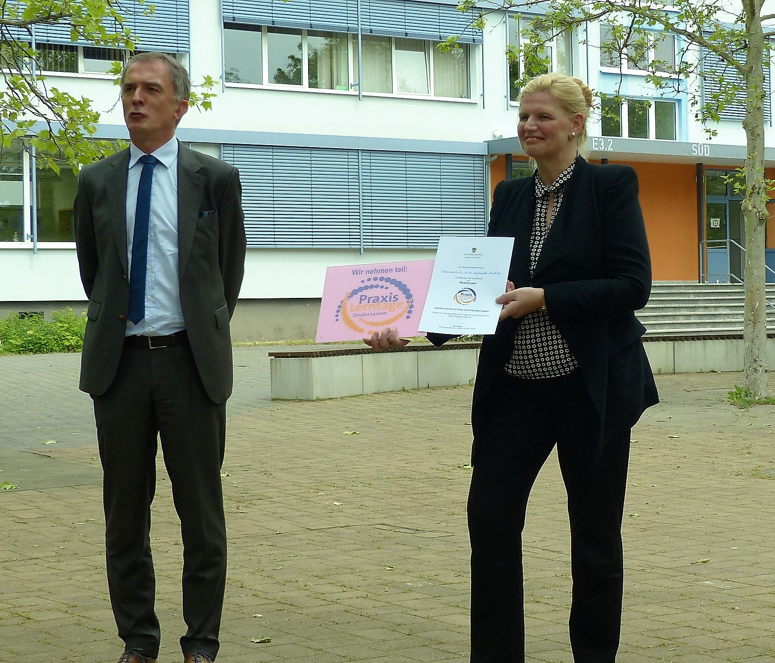 Überreichung der Urkunde (2)