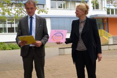 Überreichung der Urkunde (1)