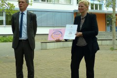 Überreichung der Urkunde (2)