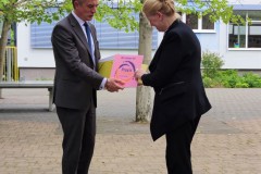 Überreichung der Urkunde (3)